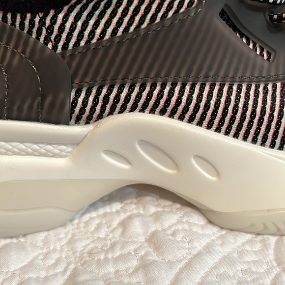 Steve Madden NY 90 sneakers, size 7.5 - Picture 14 of 16